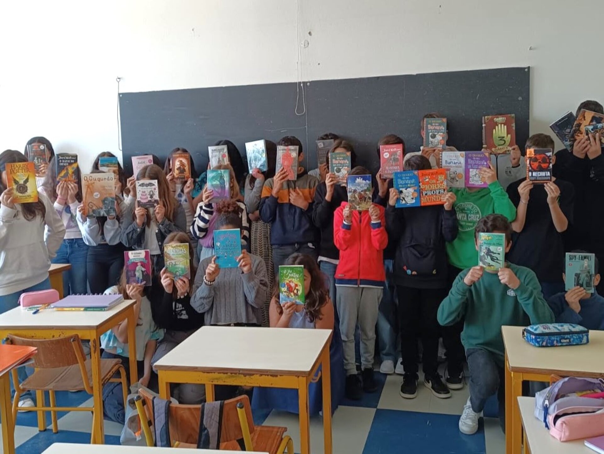 Alunos participando do evento de dia do livro na escola